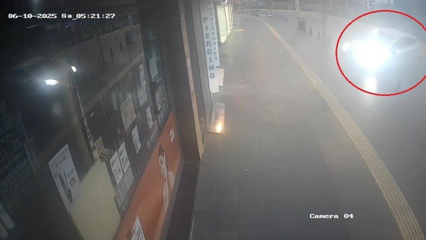 Direksiyon Hakimiyetini Kaybeden Sürücü Kozmetik Mağazasına Girdi