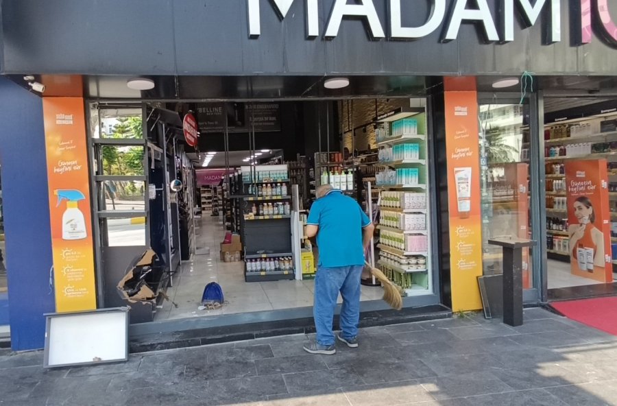 Direksiyon Hakimiyetini Kaybeden Sürücü Kozmetik Mağazasına Girdi