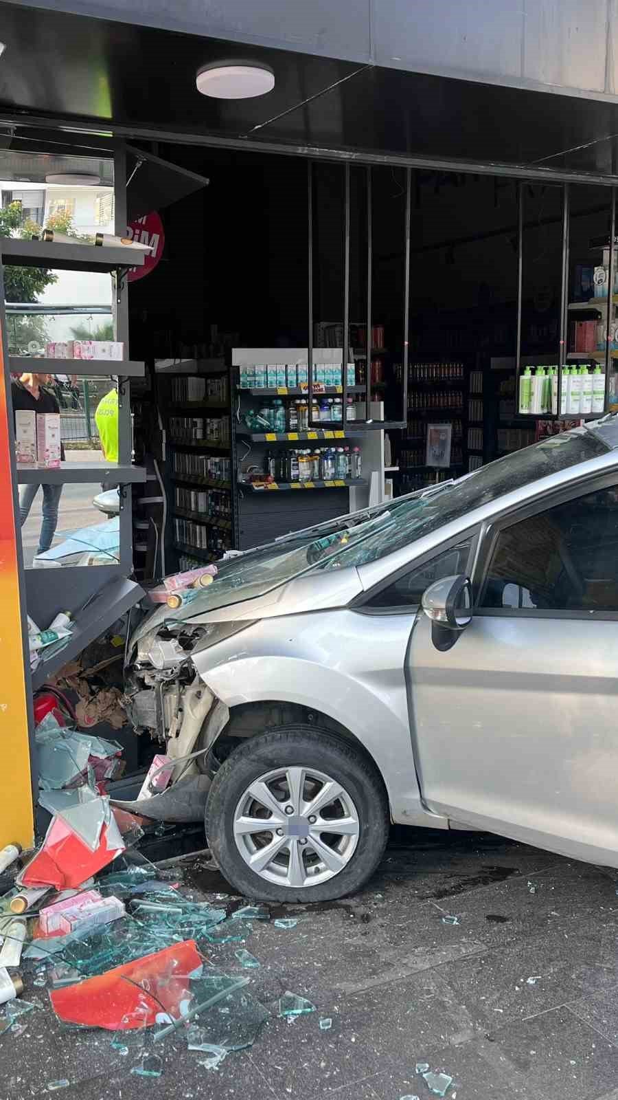 Direksiyon Hakimiyetini Kaybeden Sürücü Kozmetik Mağazasına Girdi