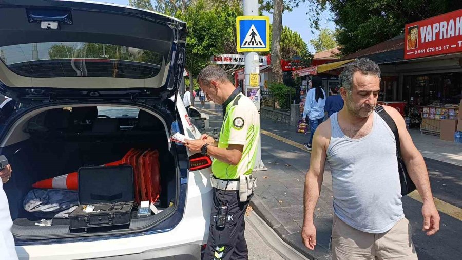 Antalya’da Zincirleme Kaza: 2.4 Promil Alkollü Sürücünün Ehliyetine El Konuldu