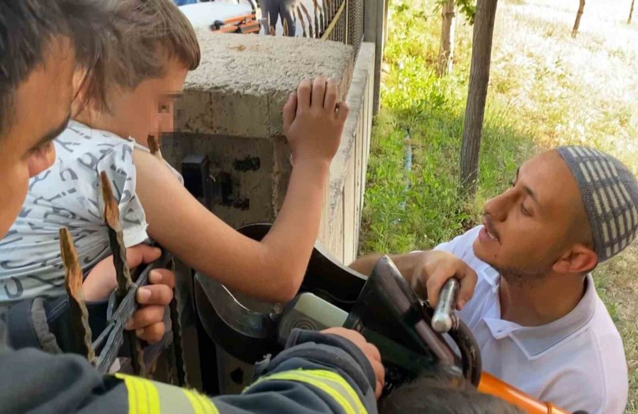 13 Yaşındaki Çocuk, Koluna Saplanan Demirle Hastaneye Kaldırıldı