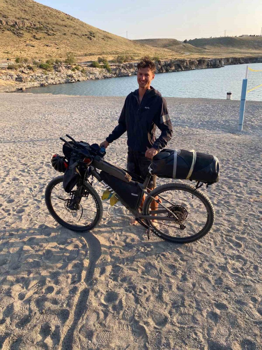 Dünya Turundaki Alman Bisikletçi Karapınar’da Mola Verdi