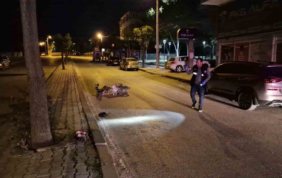 Karaman’da Refüje Çarpan Motosikletteki 2 Kişi Ağır Yaralandı