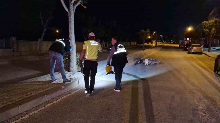 Karaman’da Refüje Çarpan Motosikletteki 2 Kişi Ağır Yaralandı