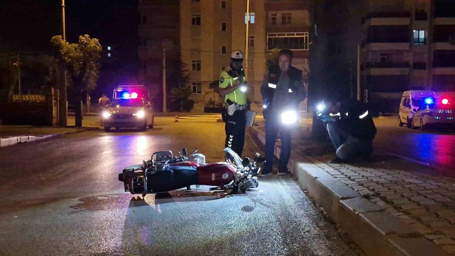 Karaman’da Refüje Çarpan Motosikletteki 2 Kişi Ağır Yaralandı