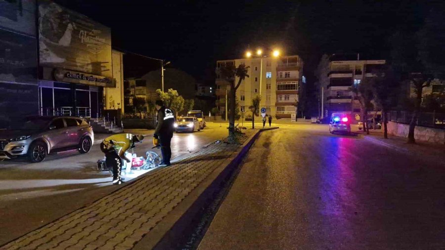 Karaman’da Refüje Çarpan Motosikletteki 2 Kişi Ağır Yaralandı