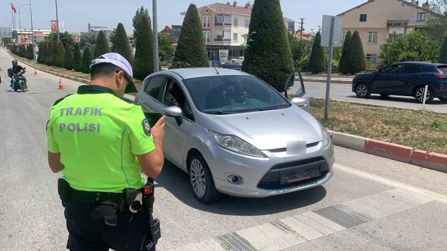 Karaman’da Otomobil Bisiklete Çarptı: 75 Yaşındaki Adam Yaralandı