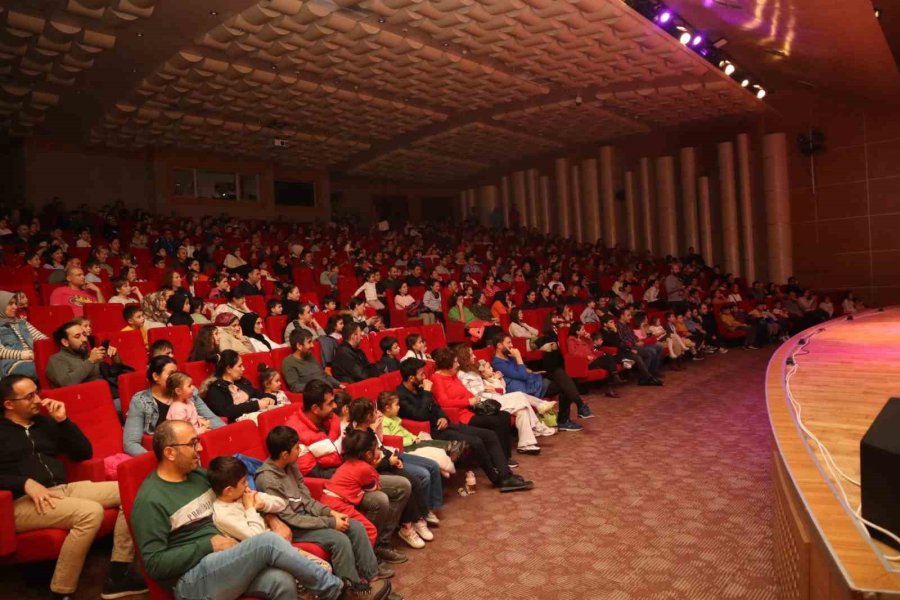 Kepez Kent Tiyatrosu Sezonu 30 Bin Seyirciyle Kapattı