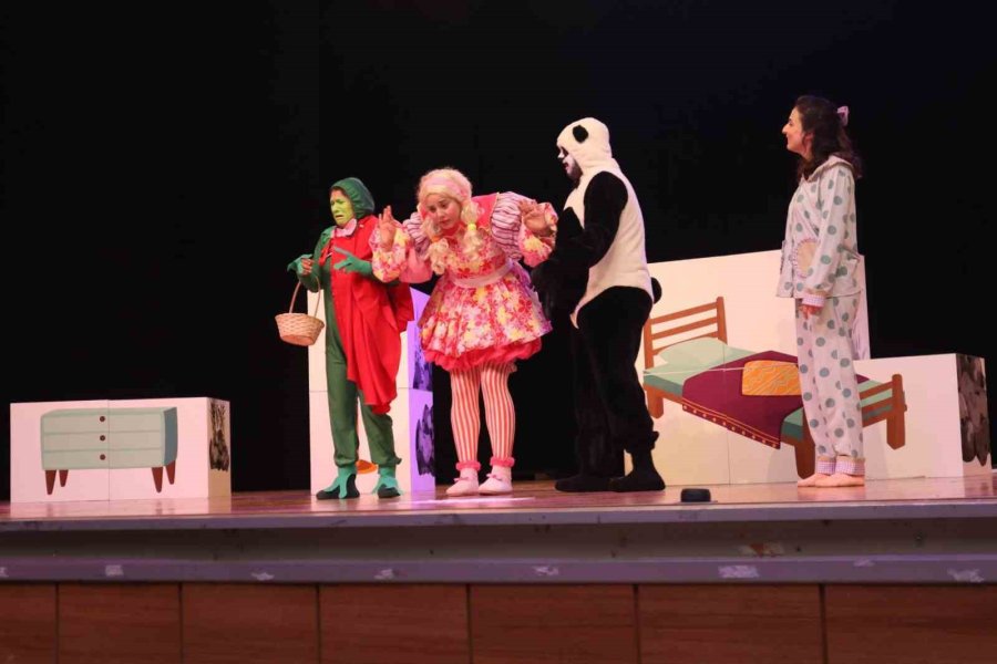 Kepez Kent Tiyatrosu Sezonu 30 Bin Seyirciyle Kapattı