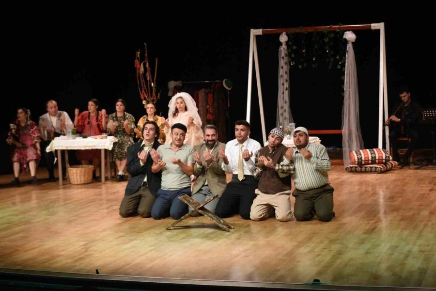 Kepez Kent Tiyatrosu Sezonu 30 Bin Seyirciyle Kapattı