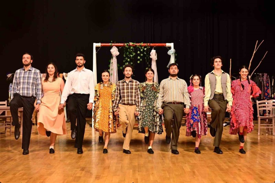 Kepez Kent Tiyatrosu Sezonu 30 Bin Seyirciyle Kapattı