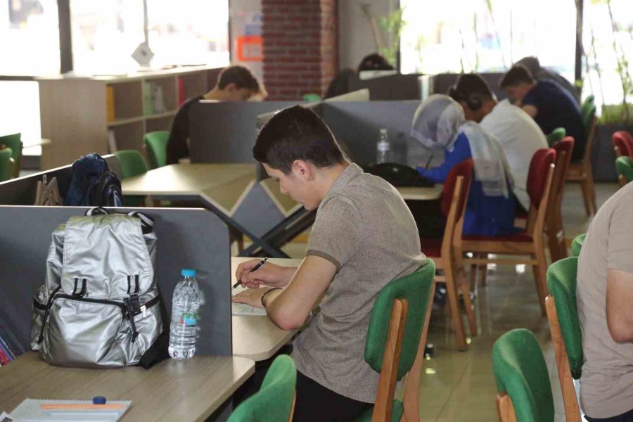 Meram Kütüphaneleri Öğrencilerle Dolup Taşıyor