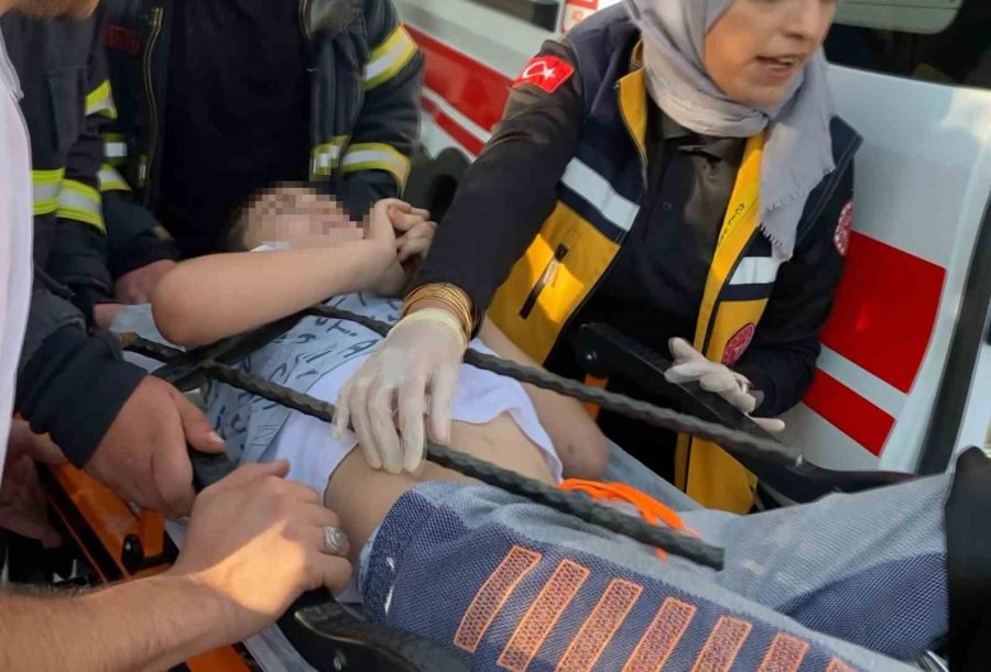 13 Yaşındaki Çocuk, Koluna Saplanan Demirle Hastaneye Kaldırıldı