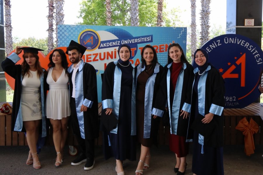 Akdeniz Üniversitesi’nde Geleceğin Hemşireleri Kep Attı