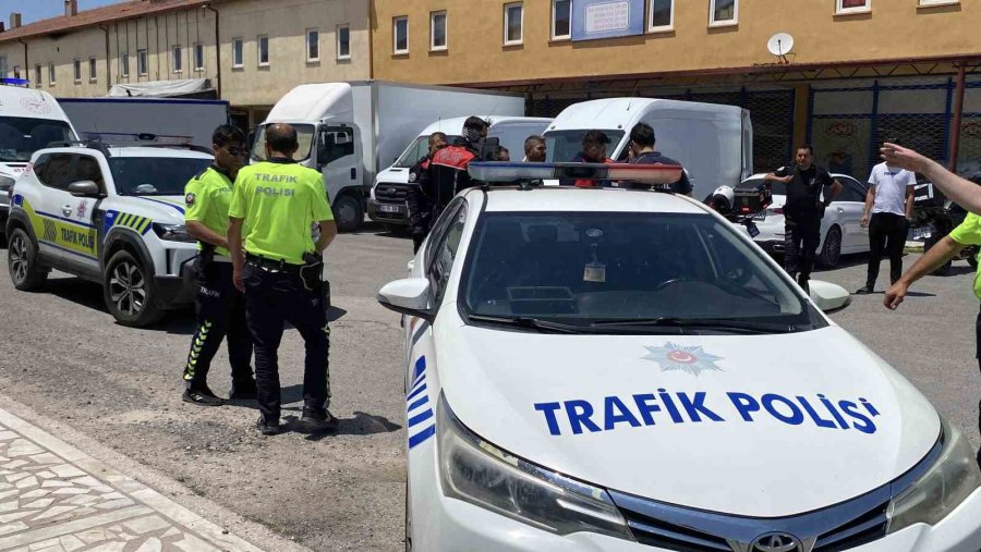 Aksaray’da Keser Ve Sopalı Kavga: 1 Yaralı