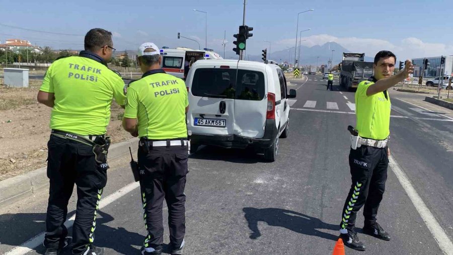 Aksaray’da Işıklarda Otomobil Hafif Ticari Araca Çarptı: 1 Yaralı