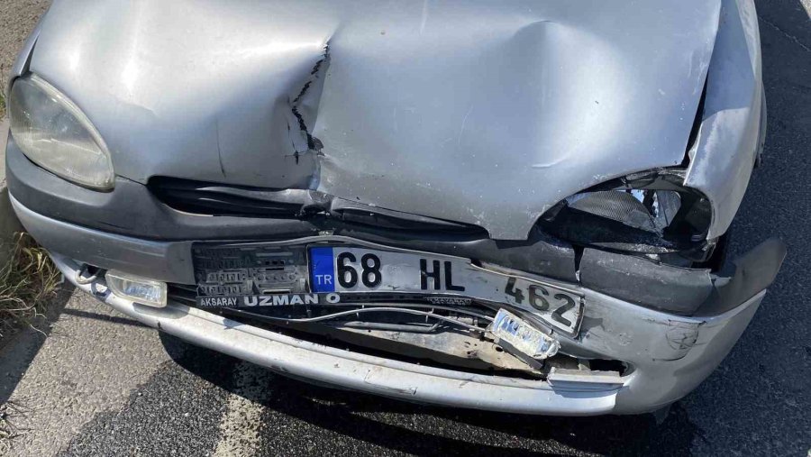 Aksaray’da Işıklarda Otomobil Hafif Ticari Araca Çarptı: 1 Yaralı