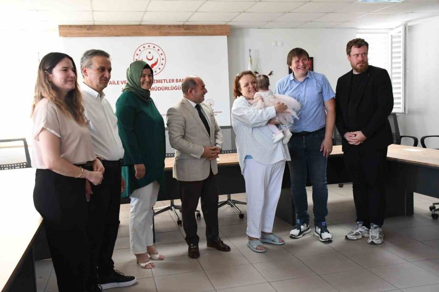 Antalya Havalimanı’nda Doğan Ve Tuvalete Bırakılan Bebek, Rus Yetkililere Teslim Edildi