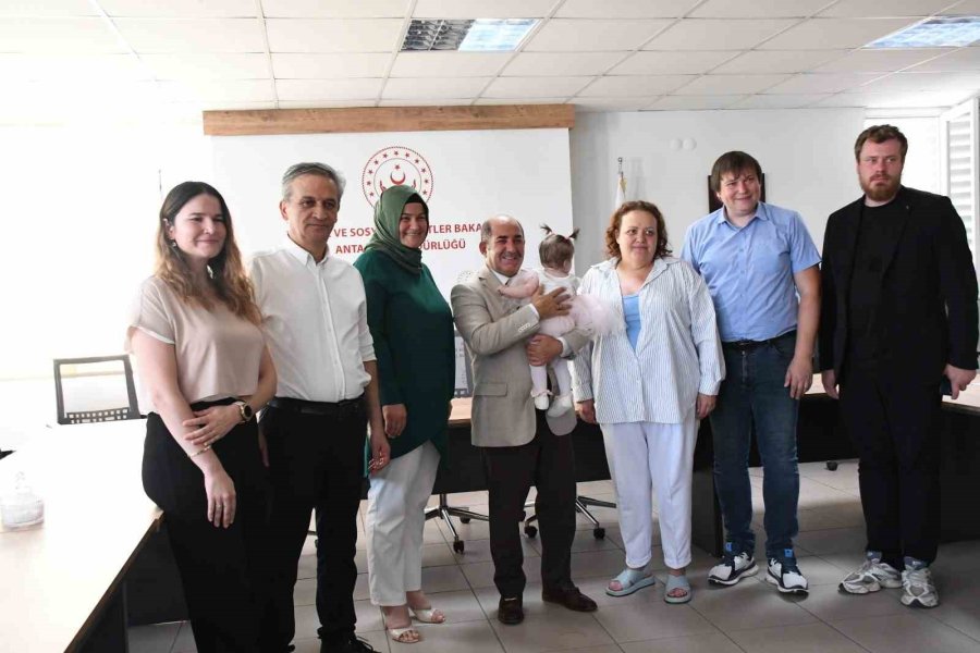 Antalya Havalimanı’nda Doğan Ve Tuvalete Bırakılan Bebek, Rus Yetkililere Teslim Edildi