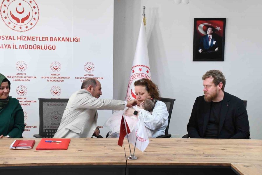 Antalya Havalimanı’nda Doğan Ve Tuvalete Bırakılan Bebek, Rus Yetkililere Teslim Edildi