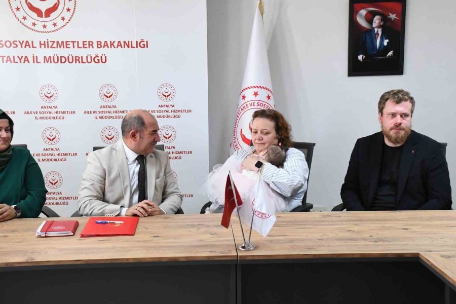 Antalya Havalimanı’nda Doğan Ve Tuvalete Bırakılan Bebek, Rus Yetkililere Teslim Edildi