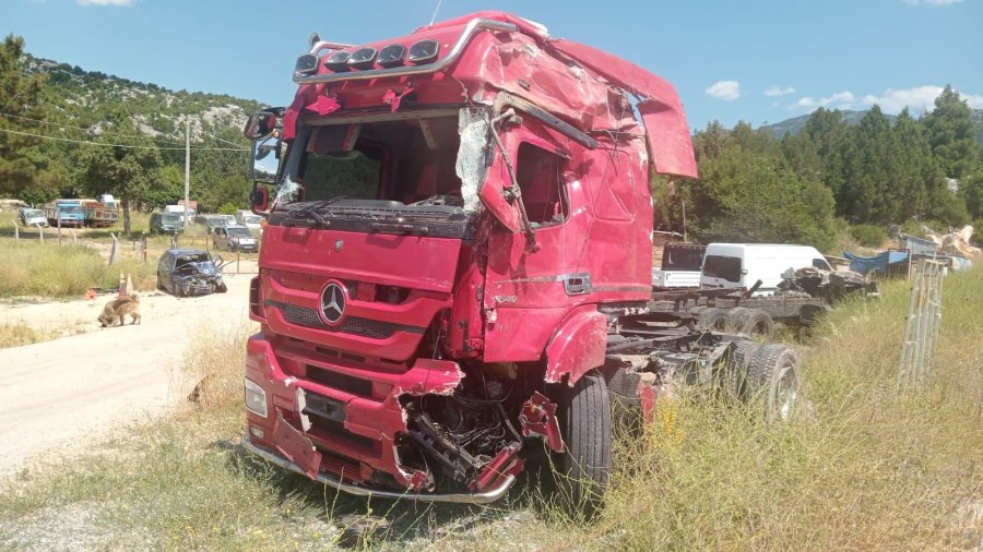 Antalya’da Demir Profil Yüklü Tır Devrildi: 1 Ölü