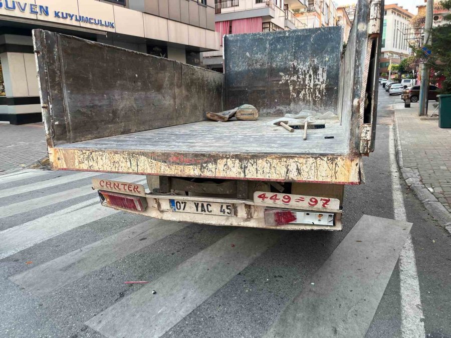 Alanya’da Motosiklet İle Kamyonet Çarpıştı: 2 Yaralı