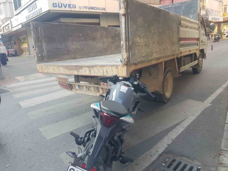 Alanya’da Motosiklet İle Kamyonet Çarpıştı: 2 Yaralı