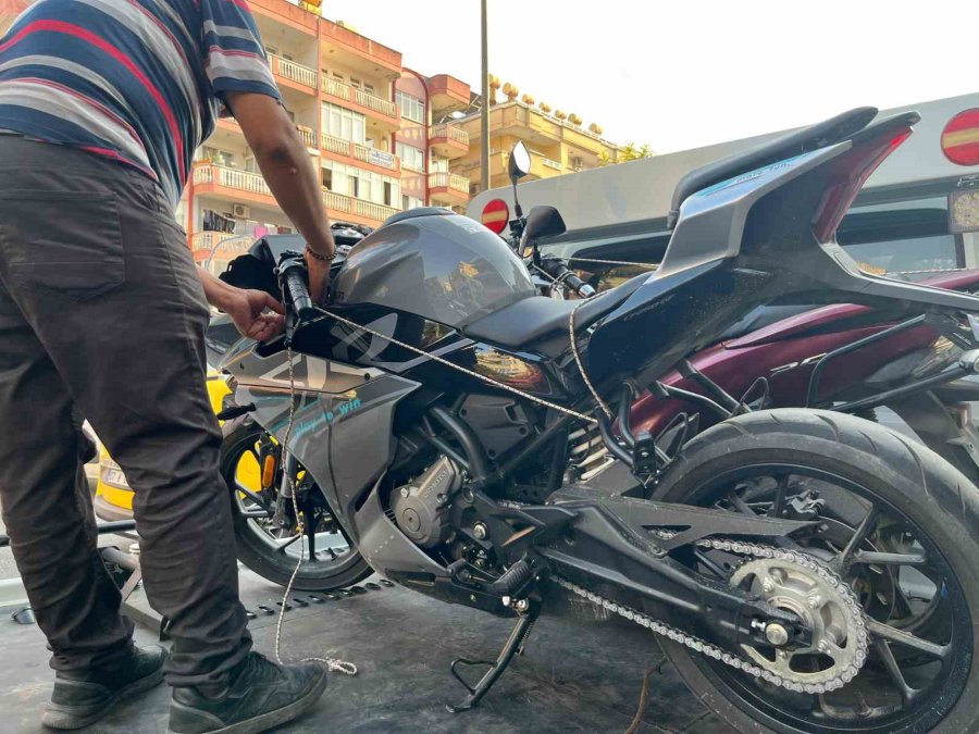 Alanya’da Motosiklet İle Kamyonet Çarpıştı: 2 Yaralı