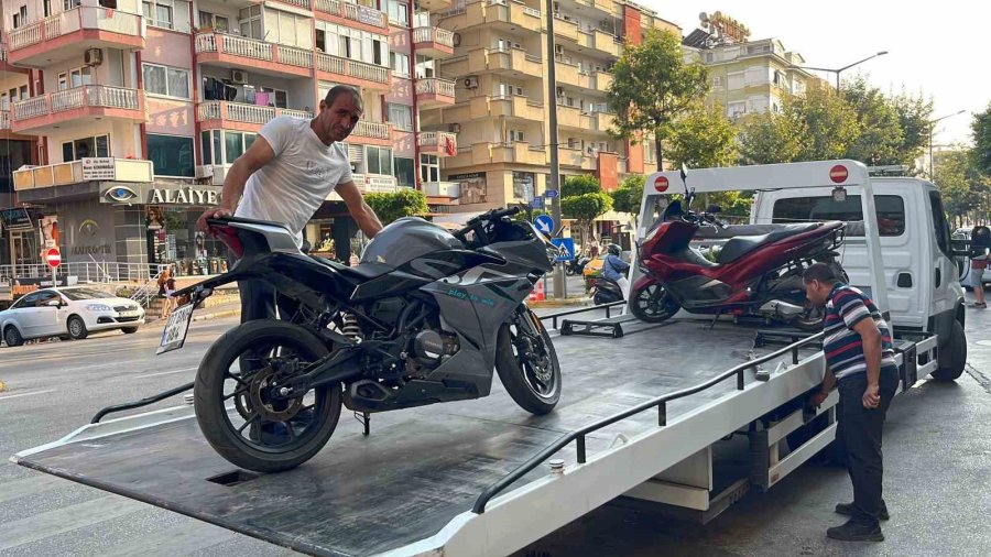 Alanya’da Motosiklet İle Kamyonet Çarpıştı: 2 Yaralı