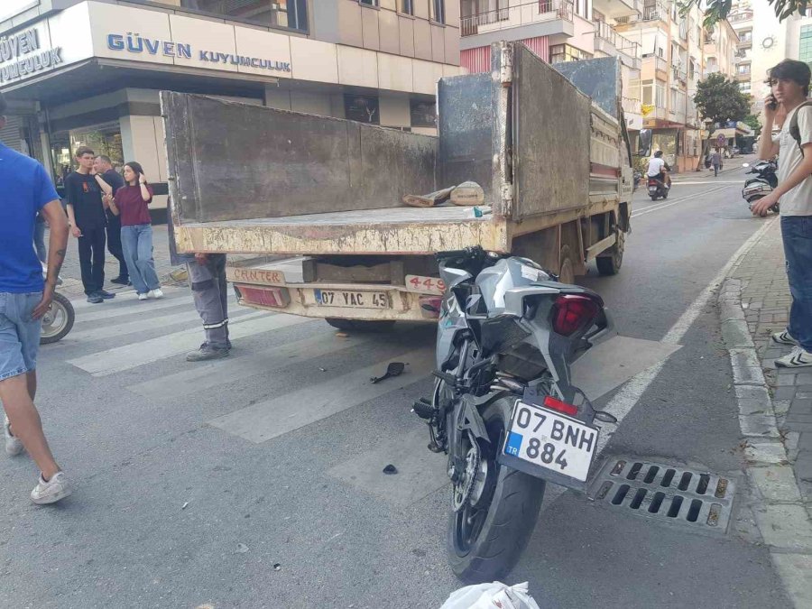 Alanya’da Motosiklet İle Kamyonet Çarpıştı: 2 Yaralı