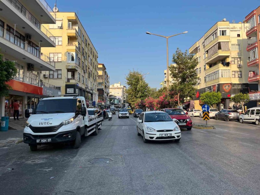 Alanya’da Motosiklet İle Kamyonet Çarpıştı: 2 Yaralı