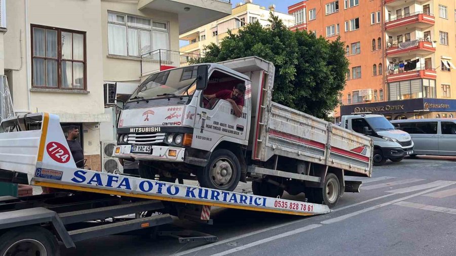 Alanya’da Motosiklet İle Kamyonet Çarpıştı: 2 Yaralı