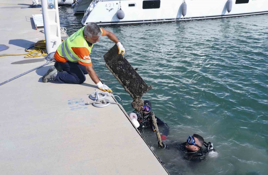 Mersin’de Denizden Çıkarılan Çöpler Sahilde Sergilendi: Alışveriş Arabası Bile Var