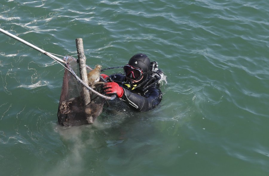 Mersin’de Denizden Çıkarılan Çöpler Sahilde Sergilendi: Alışveriş Arabası Bile Var