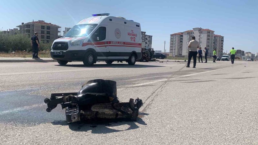 Otomobille Çarpışan Traktör Parçalandı: 1 Ölü