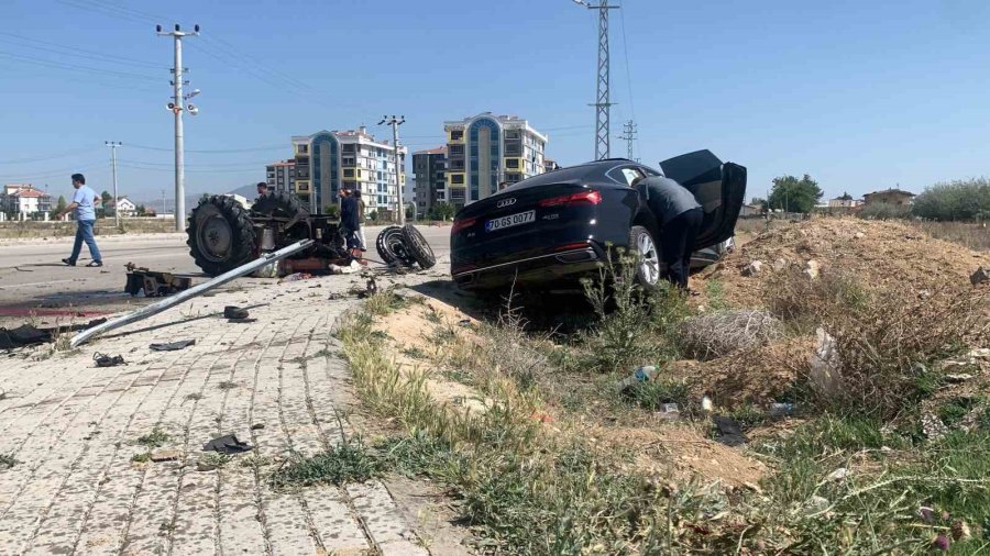 Otomobille Çarpışan Traktör Parçalandı: 1 Ölü
