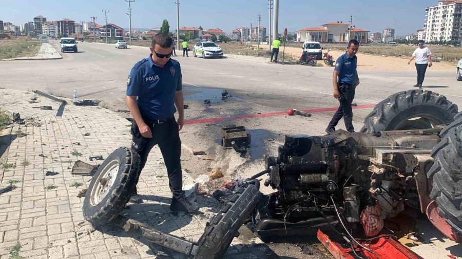 Otomobille Çarpışan Traktör Parçalandı: 1 Ölü