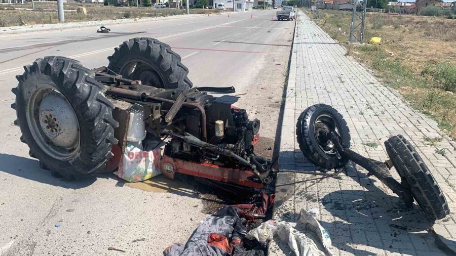 Otomobille Çarpışan Traktör Parçalandı: 1 Ölü