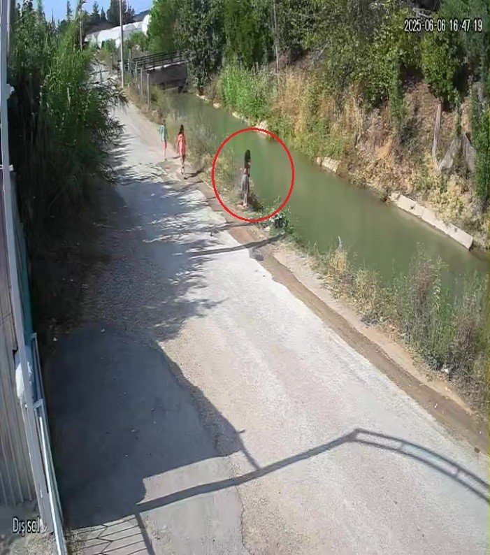 Küçük Çocuğun Sulama Kanalına Düşüp Hayatını Kaybettiği Olay Anının Görüntüleri Ortaya Çıktı
