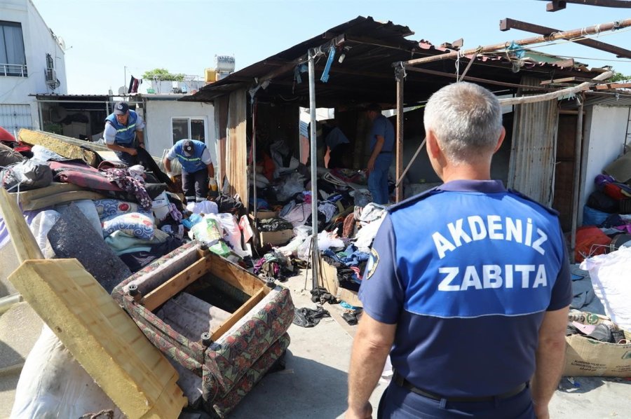 Mersin’de Bir Evden 2 Kamyon Çöp Çıkarıldı