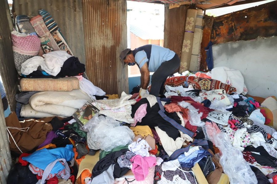 Mersin’de Bir Evden 2 Kamyon Çöp Çıkarıldı