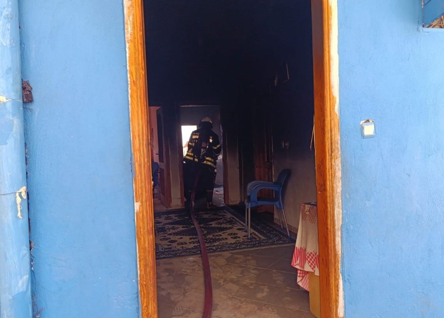 Evde Yangın Çıktı, Yaşlı Adam Son Anda Kurtarıldı