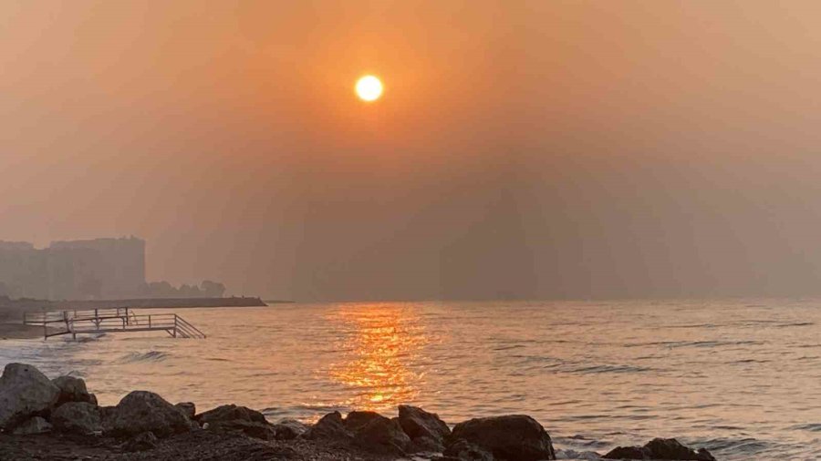 Akdeniz’de Gün Doğumuyla Oluşan Yakamoz Mest Etti