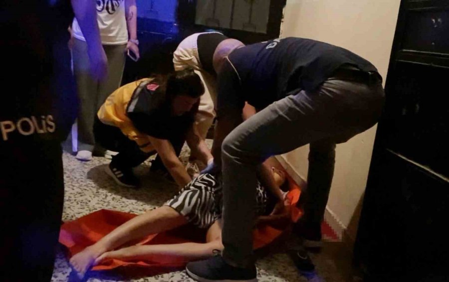 Genç Kadın Üvey Kız Kardeşini Bıçaklayarak Öldürdü