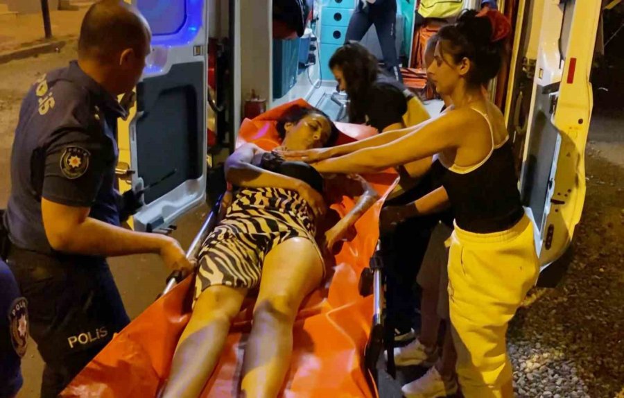 Genç Kadın Üvey Kız Kardeşini Bıçaklayarak Öldürdü