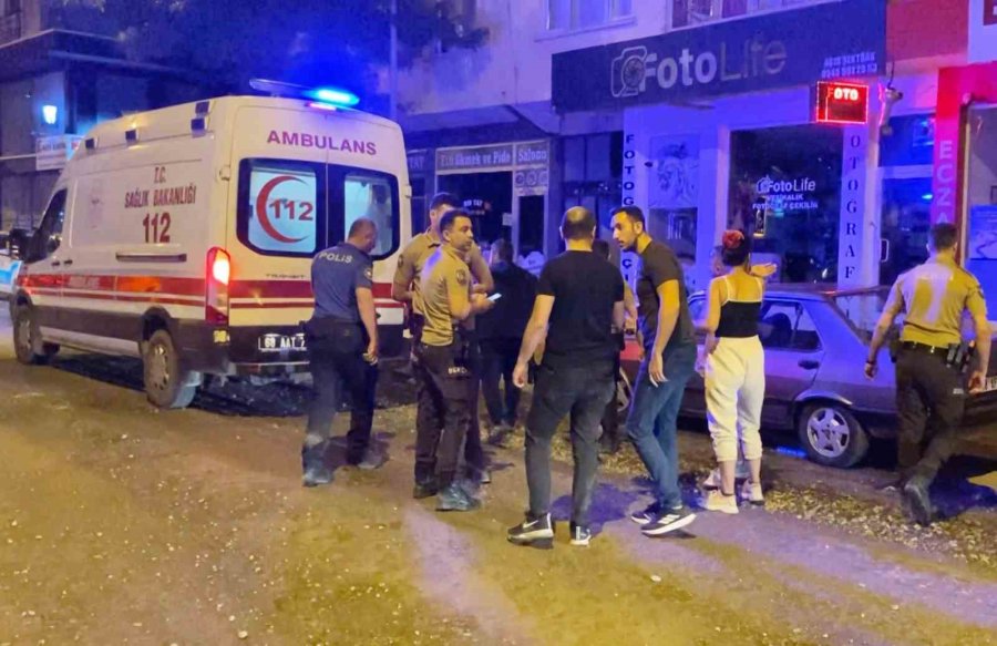 Genç Kadın Üvey Kız Kardeşini Bıçaklayarak Öldürdü