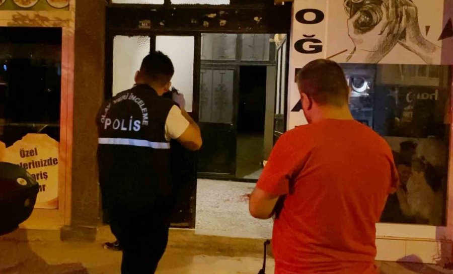 Genç Kadın Üvey Kız Kardeşini Bıçaklayarak Öldürdü