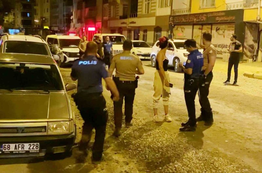 Genç Kadın Üvey Kız Kardeşini Bıçaklayarak Öldürdü