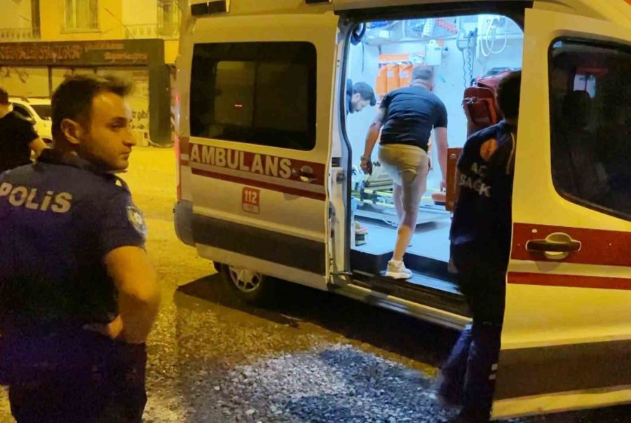 Genç Kadın Üvey Kız Kardeşini Bıçaklayarak Öldürdü